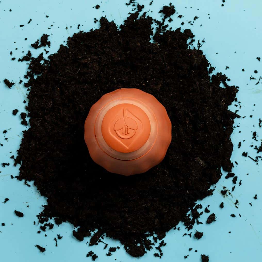 Wepot-BlockNL-V2-1016x1016 Une olla enterrée dans la terre, sur un fond bleu clair