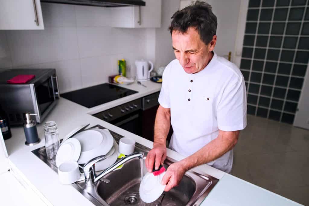 faire sa vaisselle à la main pour économiser l'eau