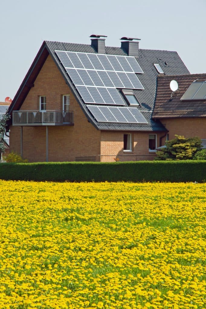 habitat écologique avec panneaux solaires sur le toit