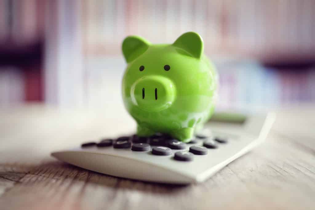 tirelire cochon verte sur une calculatrice