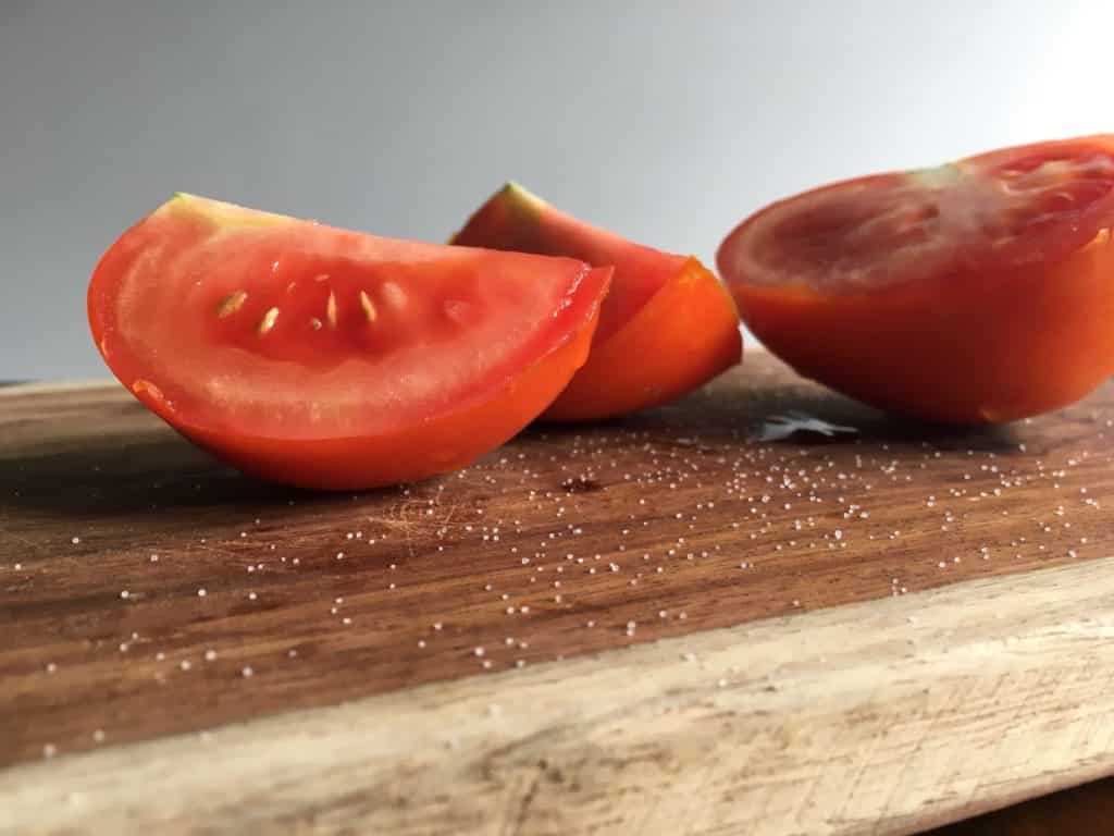 tomates sur une planche à découper