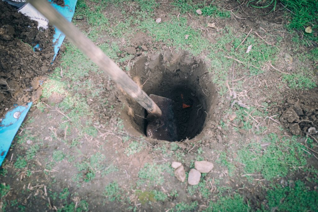 pelle en train de creuser un trou dans le jardin