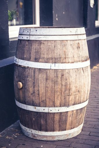 vieux baril pour récupérateur d'eau de pluie en bois